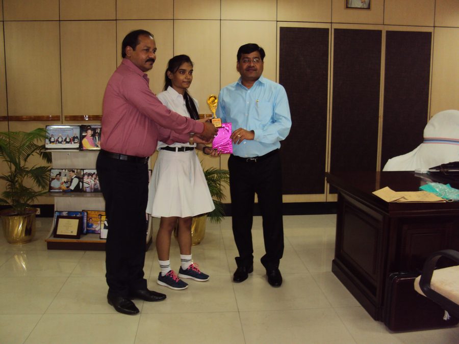 Aakanksha of DPS Ranchi receiving her award