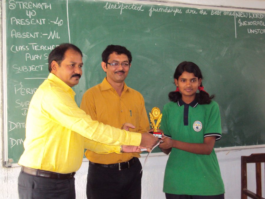 Ankita Kumari receiving her award